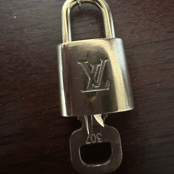 LOUIS VUITTON | #302 #303 #315 #323 lock and key | shiny and classic | - Picture 10 of 14